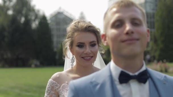 Yeni evliler. Parkta gelinle birlikte beyaz damat. Düğün çifti. Mutlu aile — Stok video