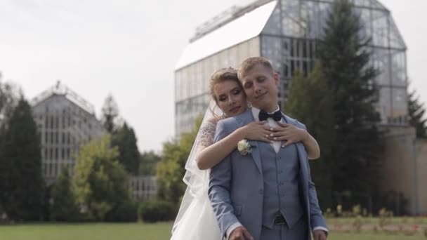 Sposi novelli. Sposo caucasico con sposa nel parco. Matrimonio. Famiglia felice — Video Stock