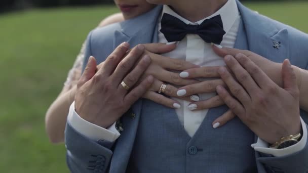 Newlyweds. Caucasian groom with bride in the park. Wedding couple. Happy family — Stock Video
