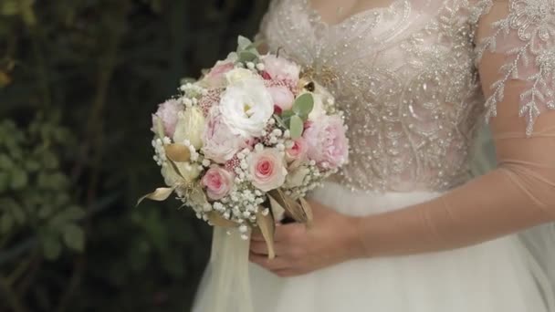 Bouquet da sposa nelle mani della sposa. Il giorno del matrimonio. Impegno — Video Stock