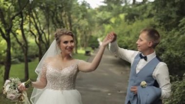 Yeni evliler. Parkta gelinle birlikte beyaz damat. Düğün çifti. Mutlu aile
