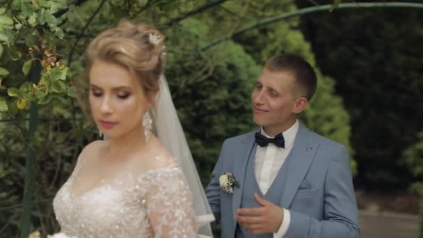 Sposi novelli. Sposo caucasico con sposa nel parco. Matrimonio. Famiglia felice — Video Stock