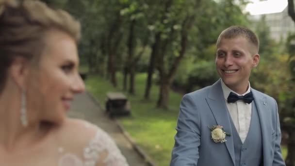 Молодята. Кавказький наречений з нареченою в парку. Весільна пара. Щаслива родина — стокове відео