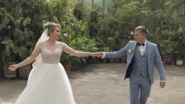 Yeni evliler. Parkta gelinle birlikte beyaz damat. Düğün çifti. Mutlu aile