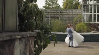 Yeni evliler. Parkta gelinle birlikte beyaz damat. Düğün çifti. Mutlu aile