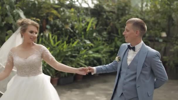 Sposi novelli. Sposo caucasico con sposa nel parco. Matrimonio. Famiglia felice — Video Stock