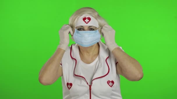 Пожилая белая женщина-врач в защитной маске. Пандемия. Коронавирус — стоковое видео