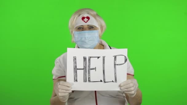 Médico de edad avanzada en máscara médica mostrar página con el mensaje. Coronavirus — Vídeo de stock