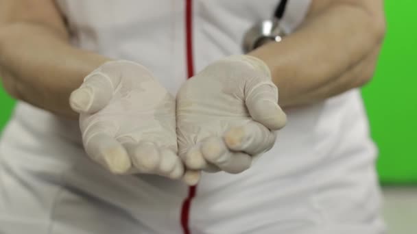 Mãos de médico idosas. Despeje comprimidos em mãos. Enfermeira. Protecção contra vírus — Vídeo de Stock