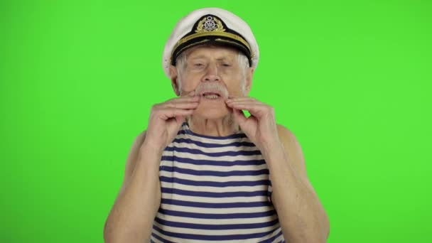 口髭を生やした老人。クロマキーの背景にある古い船員 — ストック動画