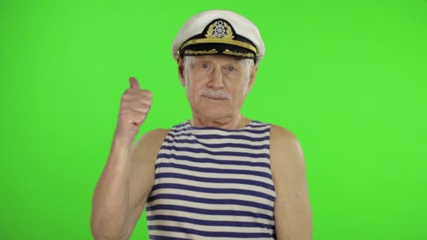 Elderly sailor man show OK sign. Old sailorman on chroma key background — ストック動画