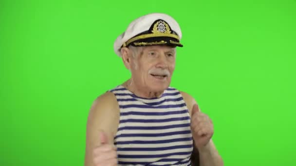 Elderly sailor man funny dances. Old sailorman on chroma key background — Stok video