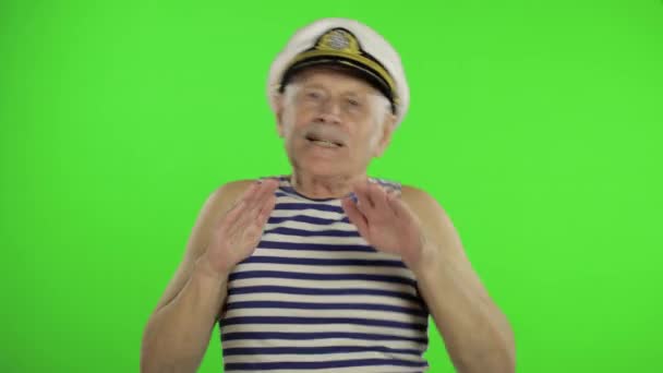 Anciano marinero bailes divertidos. Antiguo marinero sobre fondo croma key — Vídeo de stock