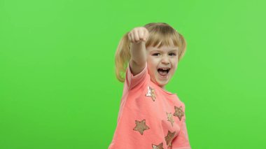 Olumlu kız pembe bluzuyla şaşkınlık, neşe ve gülümseme gösterir. Krom