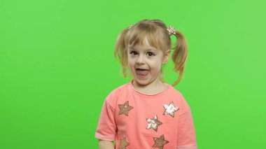 Olumlu kız duygusal olarak yüzler yapar ve pembe bluz içinde gülümser. Krom Anahtar