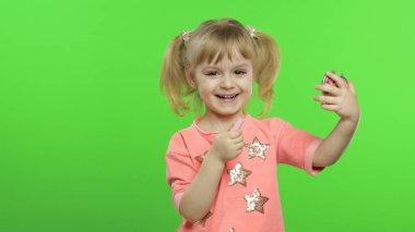 Krom anahtar geçmişi olan beyaz bir kız kırmızı ruj sürüyor. Kozmetik, makyaj