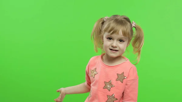 Menina positiva emocionalmente diz algo na blusa rosa. Chave Chroma — Fotografia de Stock