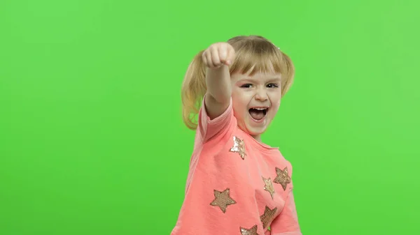 Positiv flicka visar känslomässigt förvåning, glädje och leenden i rosa blus. Kroma — Stockfoto