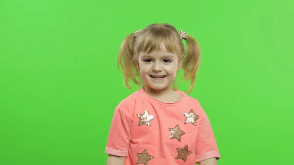 Positiv glückliches Mädchen lächelt in rosa Bluse mit Sternen. Chroma-Schlüssel — Stockfoto