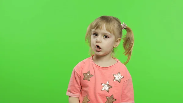 Chica positiva emocionalmente hacer caras y sonreír en blusa rosa. Clave de croma —  Fotos de Stock