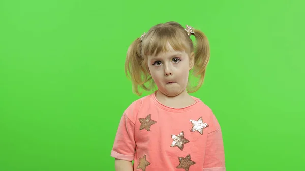 Menina positiva emocionalmente fazer rostos e sorrir em blusa rosa. Chave Chroma — Fotografia de Stock