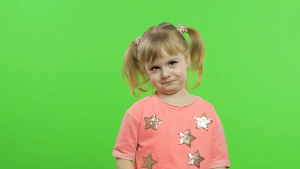 Menina positiva emocionalmente fazer rostos e sorrir em blusa rosa. Chave Chroma — Fotografia de Stock