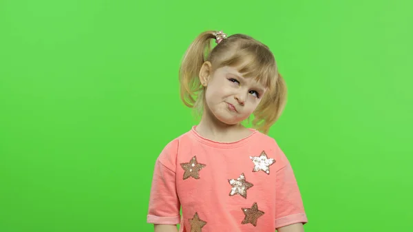 Positiv flicka gör känslomässigt ansikten och ler i rosa blus. Kromnyckel — Stockfoto
