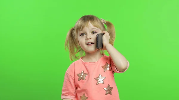 Niña usando smartphone. Niño hablando emocionalmente en el teléfono móvil —  Fotos de Stock