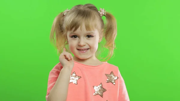 Menina feliz positiva sorri em blusa rosa com estrelas. Chave Chroma — Fotografia de Stock