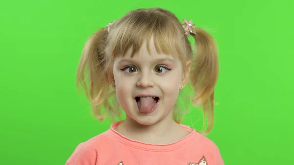 Pozytywna dziewczyna emocjonalnie robi miny i uśmiecha się w różowej bluzce. Klucz chromowy — Zdjęcie stockowe