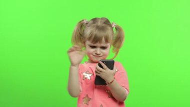 Akıllı telefon kullanan küçük bir kız. Akıllı telefondan mesaj atan, oynayan çocuk portresi