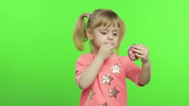 Krom anahtar geçmişi olan beyaz bir kız kırmızı ruj sürüyor. Kozmetik, makyaj