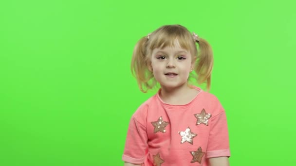 ピンクのブラウスの正の子は手を振って何かを伝えます クロマキー ストック動画 C Efurorstudio
