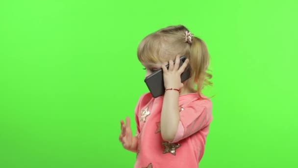 Klein meisje met smartphone. Kind emotioneel praten op mobiele telefoon — Stockvideo