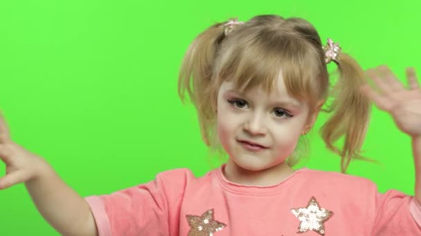 Positief meisje emotioneel trekken gezichten en glimlachen in roze blouse. Chroma-toets — Stockvideo