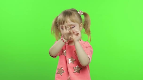 Menina positiva emocionalmente fazer rostos e sorrir em blusa rosa. Chave Chroma — Vídeo de Stock