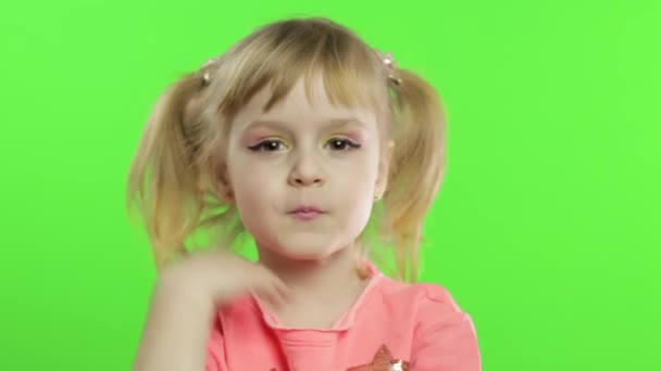 ポジティブな女の子は感情的に顔を作り、ピンクのブラウスで笑顔。クロマキー — ストック動画