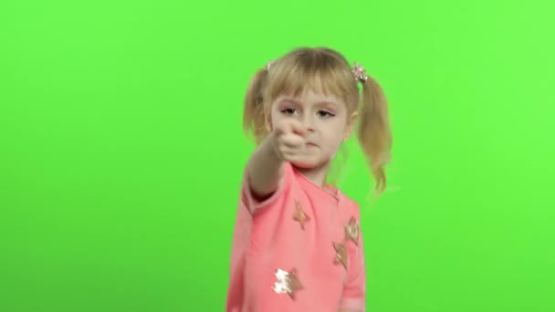 Chica positiva en blusa rosa bailando. Feliz niña de cuatro años. Clave de croma — Vídeos de Stock