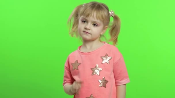 Chica positiva en blusa rosa bailando. Feliz niña de cuatro años. Clave de croma — Vídeos de Stock