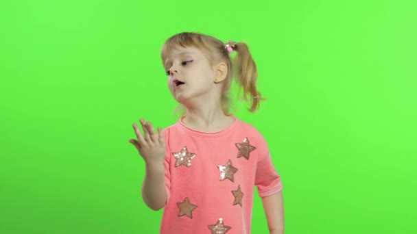 Позитивная девушка в розовой блузке танцует. Счастливая четырехлетняя девочка. Ключ хромы — стоковое видео