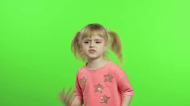 Позитивна дівчина в рожевій блузці танцює. Щаслива чотирирічна дівчинка. Chroma Key — стокове відео