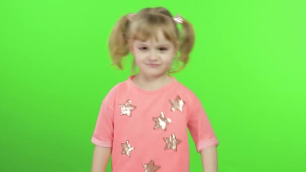 Pozitív lány rózsaszín dzsekiben. Boldog négy éves kislányt. Kroma kulcs — Stock videók