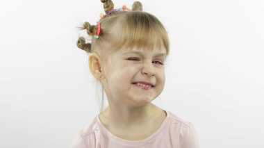 Olumlu kız duygusal olarak pembe bluz içinde yüz ifadeleri ve göz kırpma yapar. Beyaz arkaplan