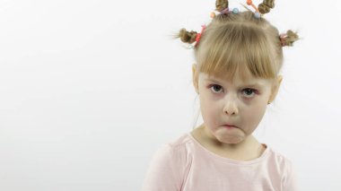 Olumlu kız duygusal olarak yüzünü buruşturur ve şaşırır. Beyaz arkaplan