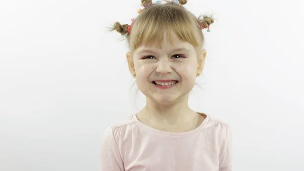 Pozitivní dívka emocionálně dělat obličeje a úsměv v růžové halence. Bílé pozadí — Stock fotografie