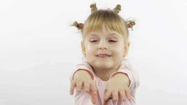 Ragazza positiva emotivamente fare facce e sorridere in camicetta rosa. Fondo bianco — Foto Stock