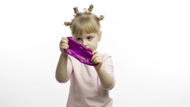 Kind spielt mit handgemachtem Spielzeugschleim. Kind hat Spaß bei der Herstellung von lila Schleim — Stockvideo