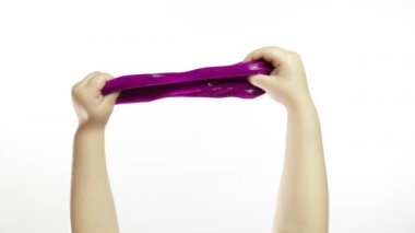 Çocuk elleri beyaz arka planda garip bir şekilde mor sümük oynuyor. Stres önleyici