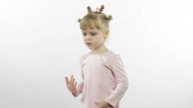 Pembe bluzlu kız dans ediyor. Mutlu dört küçük çocuk. Beyaz arkaplan