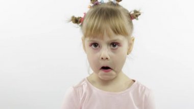 Olumlu kız duygusal olarak yüzler yapar ve pembe bluz içinde gülümser. Beyaz arkaplan